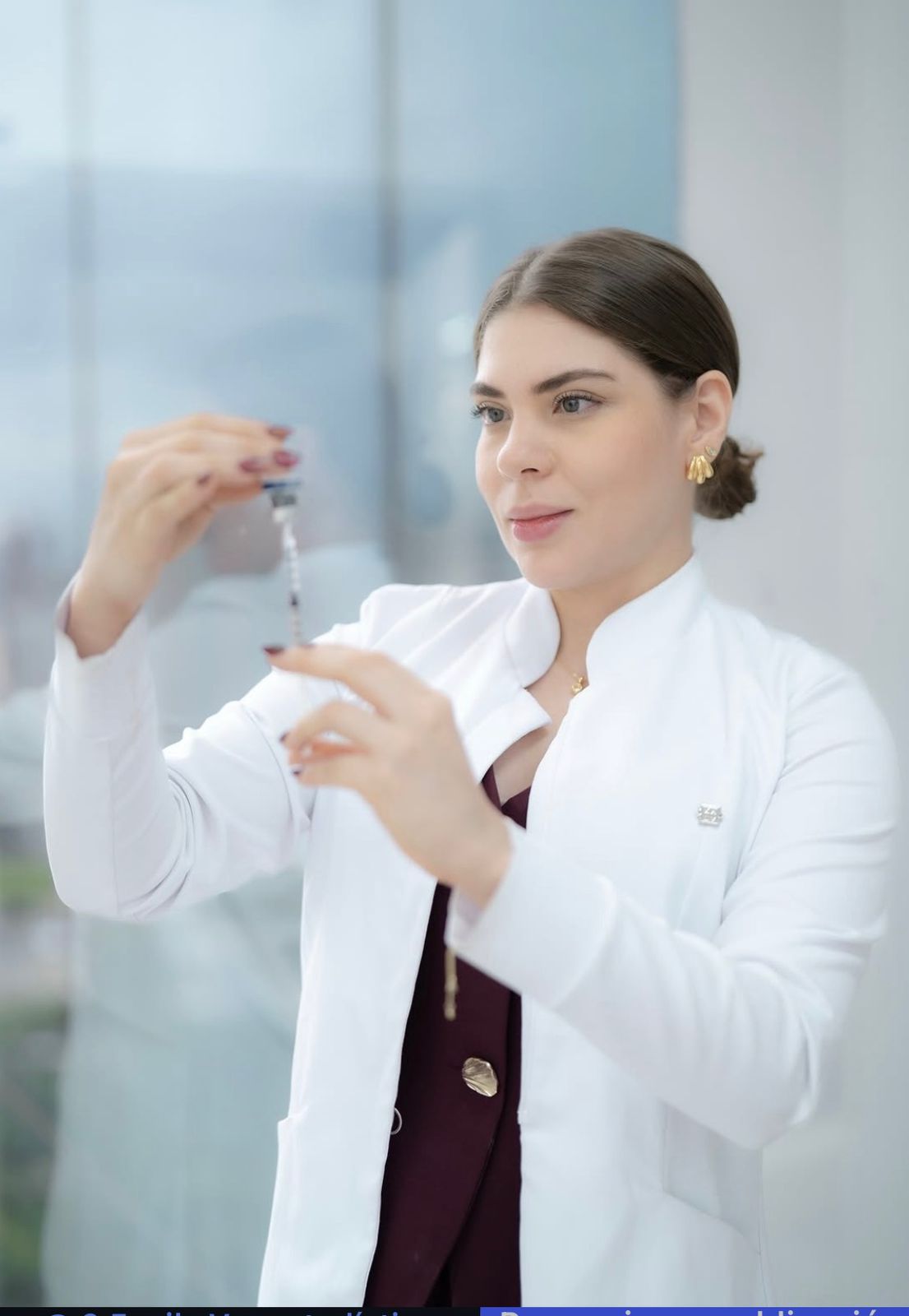 La Dra. Katherine preparando un tratamiento con precisión en su consultorio.